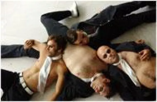 Bild: Vier verschwitzte Männerkörper und Lukas Podolski