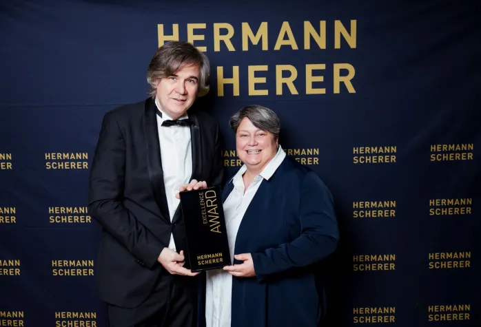 Bild: SoulPower on Fire: Excellence Award am 14. internationalen Speaker Slam + Standing Ovation für Daniela Schütze