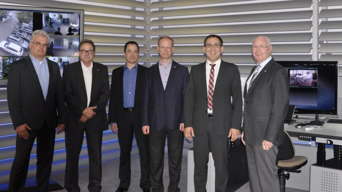 Das Vertriebsteam von IPPI zusammen mit Dieter Dallmeier (2. v.l.) bei der Eröffnung des Showrooms