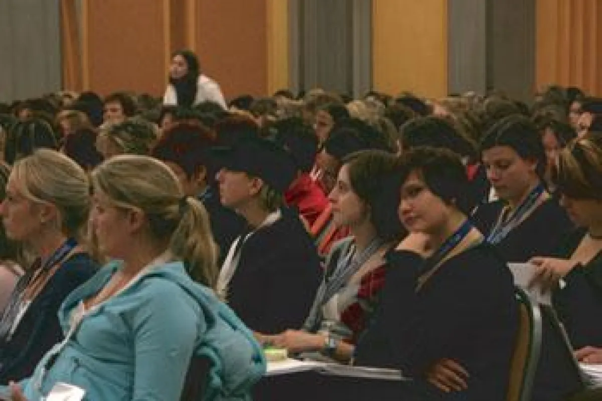 Ein vollbesetztes Plenum mit interessierten Arzthelferinnen auf dem Deutschen Arzthelferinnen-Tag 2007