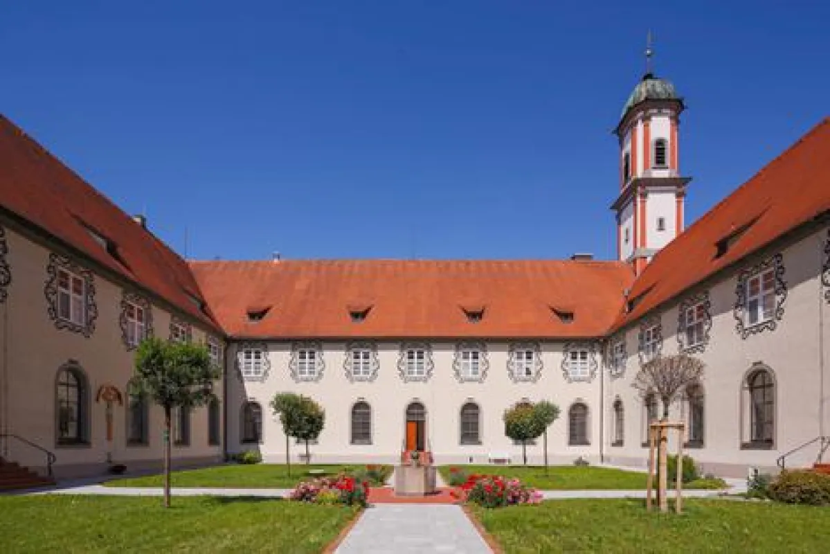 Im Frühling erwachen die Klosteranlagen zu neuem Leben.