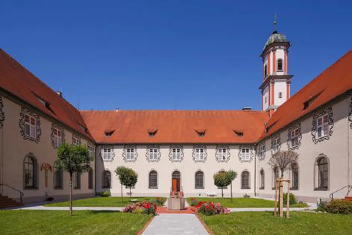 Im Frühling erwachen die Klosteranlagen zu neuem Leben.