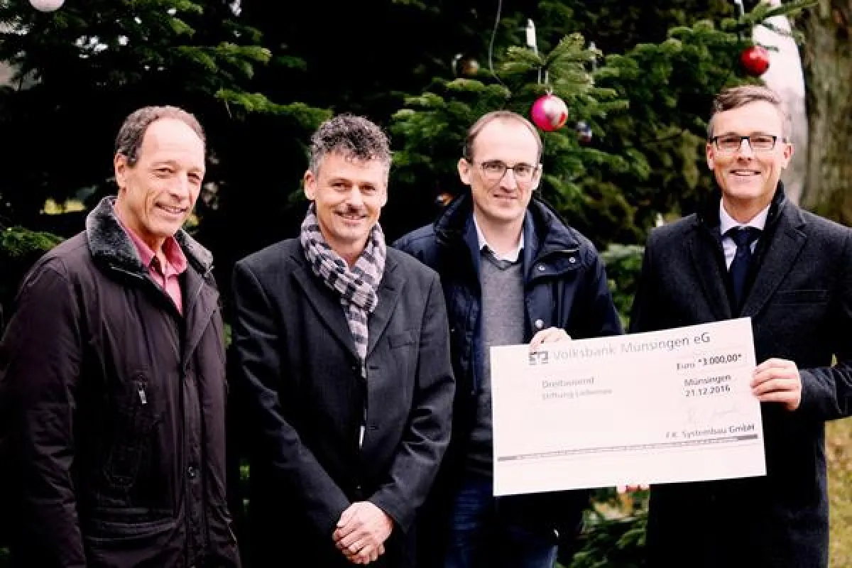 Die Firma F. K. Systembau brachte einen großzügigen Spendenscheck mit nach Liebenau