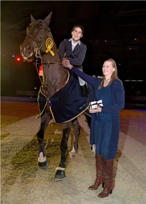 Bild: „Preis der Firma GEZE GmbH“ beim 26. Internationalen German Masters Reitturnier in Stuttgart