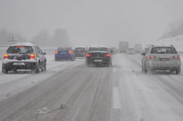 Bild: Skiferienverkehr: Blechlawine mit gedrosseltem Tempo unterwegs