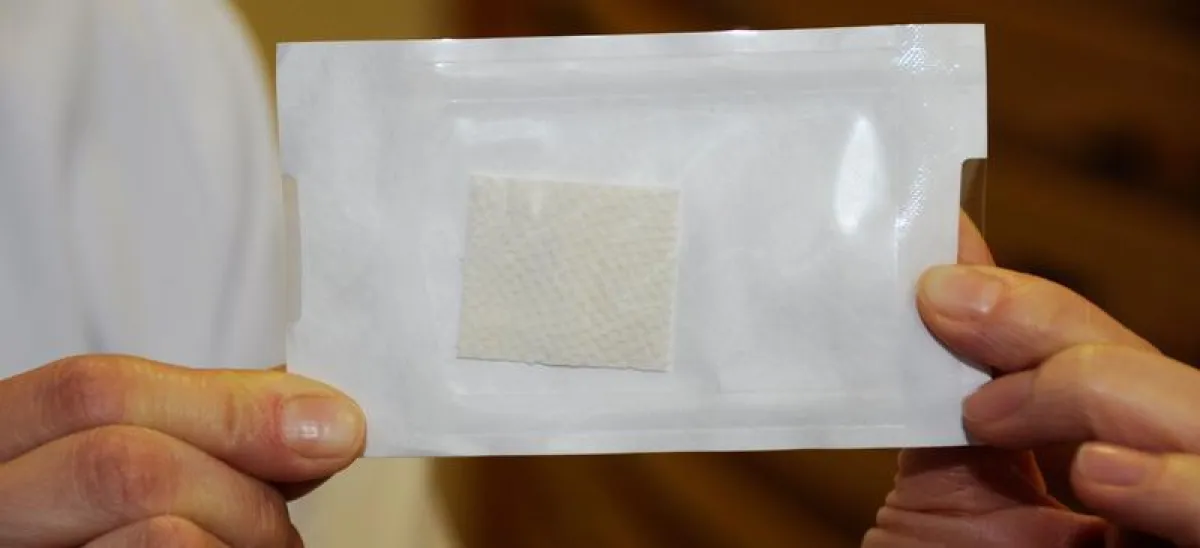 Fischhaut-Matrix. Das Material stammt vom Dorsch und wird in entzellularisierter Form in verschiedenen Größen angeboten ((Foto: Anna Reiss))
