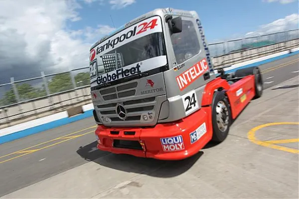 Bild: Schnell und behände trotz großer Dimensionen – Sikom fördert Rennsport-Amazone Ellen Lohr bei Truck-Race-EM