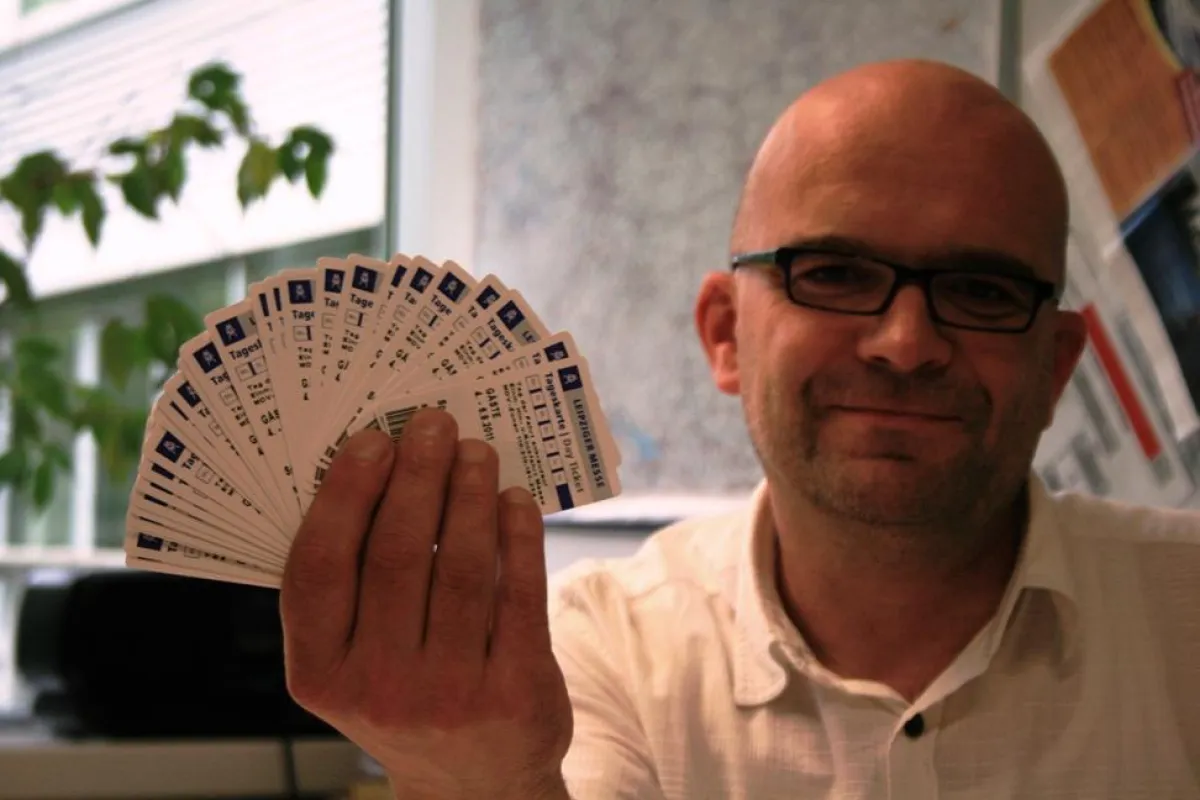 Andrè  Nickel mit Karten wartet auf die Gäste