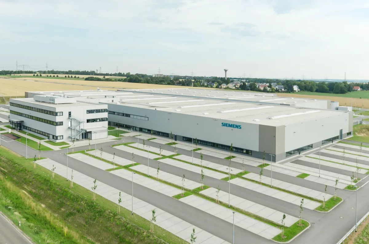 Mit dem Kleinteilelager AutoStore® automatisiert Dematic das Siemens-Werk. (Foto: Siemens AG)