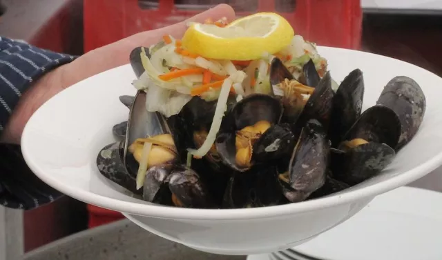 Bild: Muscheln satt im Duisburger Innenhafen: Manfred Osenger eröffnet das „3. Muschel- und Backfischfest“