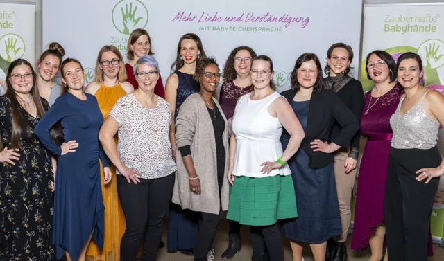 Bild: Erfolgreiche Zertifizierungen: Zauberhafte Babyhände® erweitert Babyzeichen-Kurse