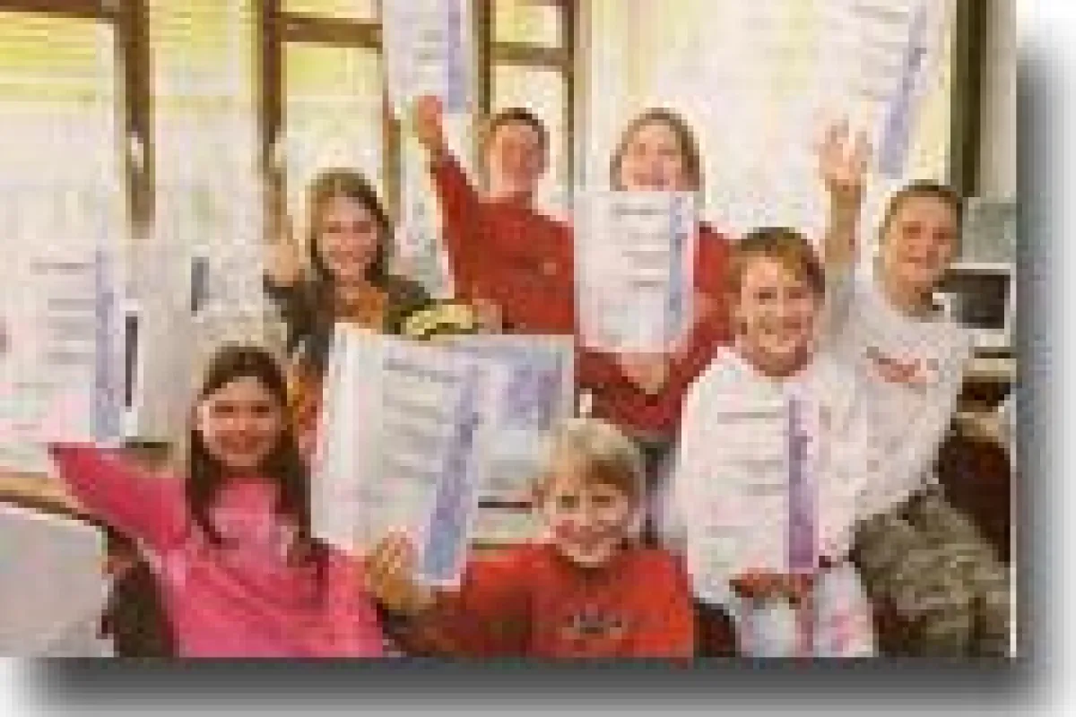 Teilnehmer eines fun-writing-Kurses präsentieren ihre Zertifikate. (RP-Foto: Achim Hüskes)