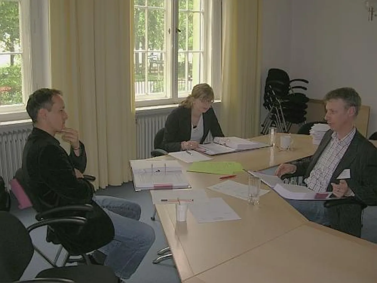 (v.l.n.r.) Eric Rahn vom Bundesnetzwerk Bürgerschaftliches Engagement, die ehemalige Preisträgerin JUGEND HILFT! 2003 Magdalena Eller und PeterTakacs von der IKEA-Stiftung diskutieren während der Jury