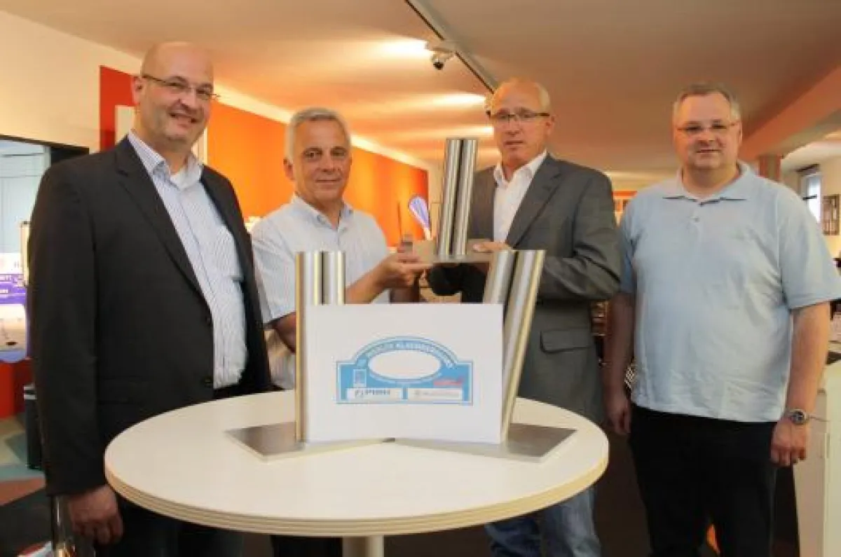 Andreas Pohl (2.v.r.) übergibt die Pokale an Ulrich Canisius (2.v.l.) vom Motor Sport Club Werl