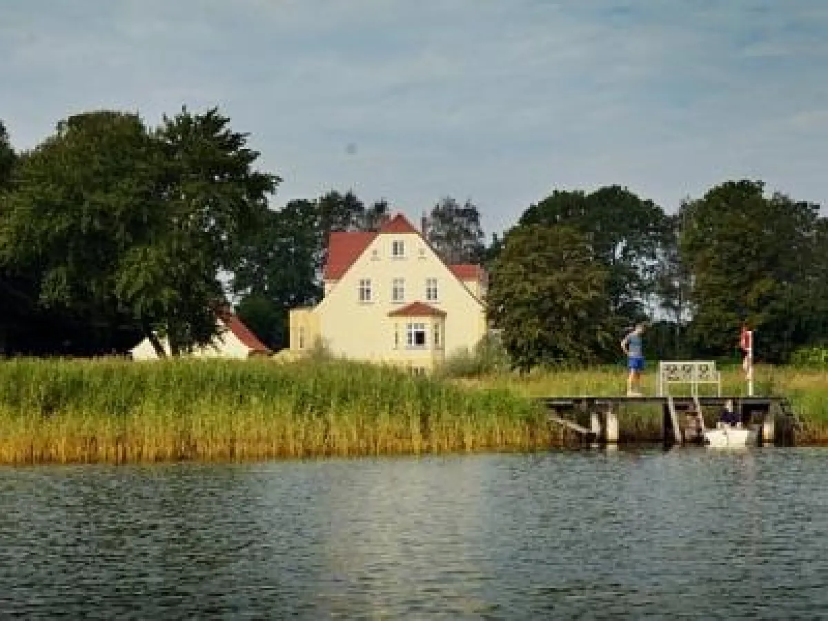 Ansicht vom Wasser - Gutshaus Grubnow auf Rügen