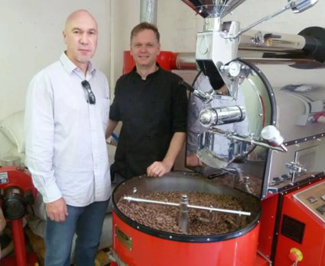 ForestFinance-Geschäftsführer Harry Assenmacher bei Cocoafair-Kakaoveredelung