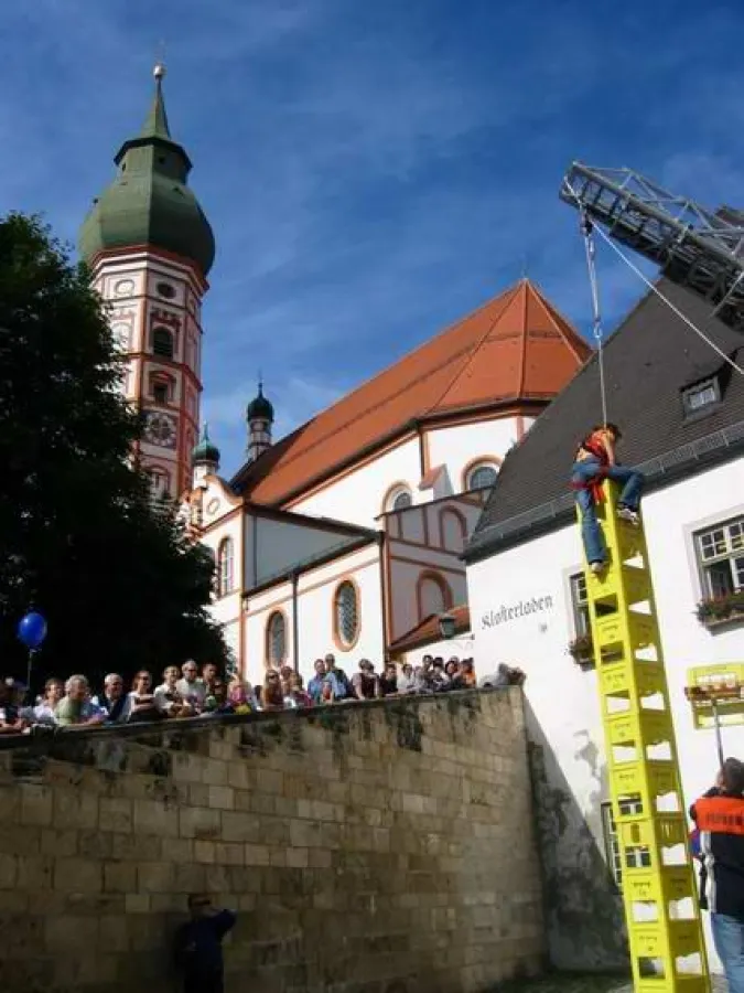Gut gesichert geht´s hoch hinaus geht es beim Tragl-Klettern unterhalb der Andechser Wallfartskirche