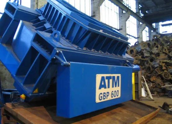 Große und hochfeste Gussteile effizient und gefahrlos zerkleinern mit dem ATM ArnoBreakC Gussbrecher Bild: Große und hochfeste Gussteile effizient und gefahrlos zerkleinern mit dem ATM ArnoBreakC Gussbrecher