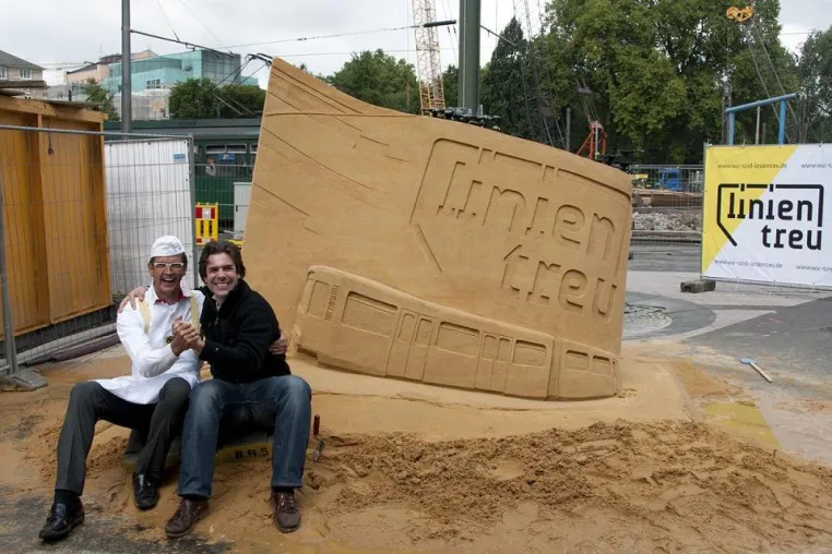 Josef Hinkel und Linientreu präsentieren Kö-Bogen und Wehrhahn-Linie aus Sand Bild: Josef Hinkel und Linientreu präsentieren Kö-Bogen und Wehrhahn-Linie aus Sand