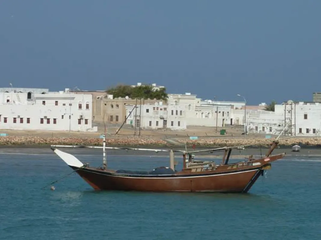 Dhow im Hafen von Sur - Foto: Dagmar Dieterle