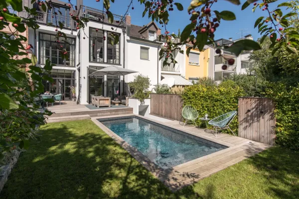 Bild: Der Gartenpool: Wo Freunde zusammenkommen und Familie zu Hause ist