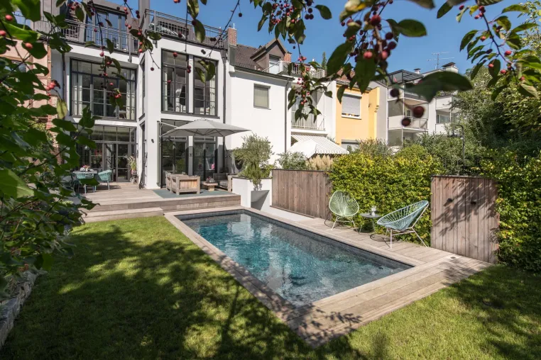 Bild: Der Gartenpool: Wo Freunde zusammenkommen und Familie zu Hause ist