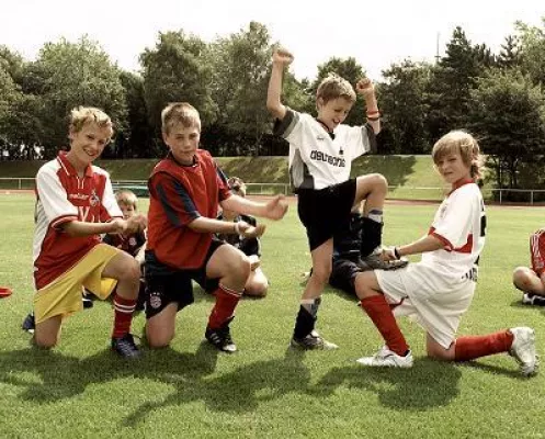 Bild: Fußball im WM-Jahr 2006: Kids kicken im Urlaub