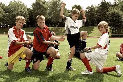 Bild: Fußball im WM-Jahr 2006: Kids kicken im Urlaub