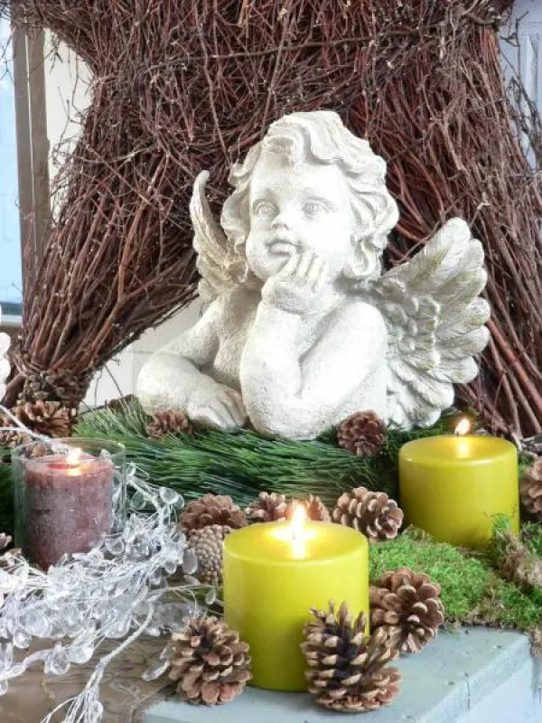 Stumpenkerzen mit dem RAL-Gütezeichen sind während der Adventszeit wahre Dekohelfer. Foto: Gütegemeinschaft Kerzen Dekoration & Accessoires: www.selders.de