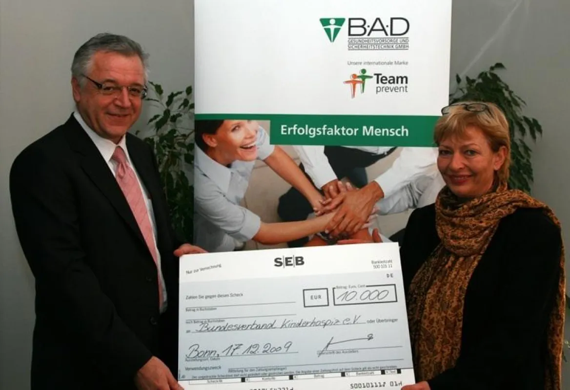 Prof. Dr. Bernd Siegemund, B.A.D GmbH und Sabine Kraft, Geschäftsführerin des Bundesverbandes Kinderhospiz e.V. bei der Scheckübergabe