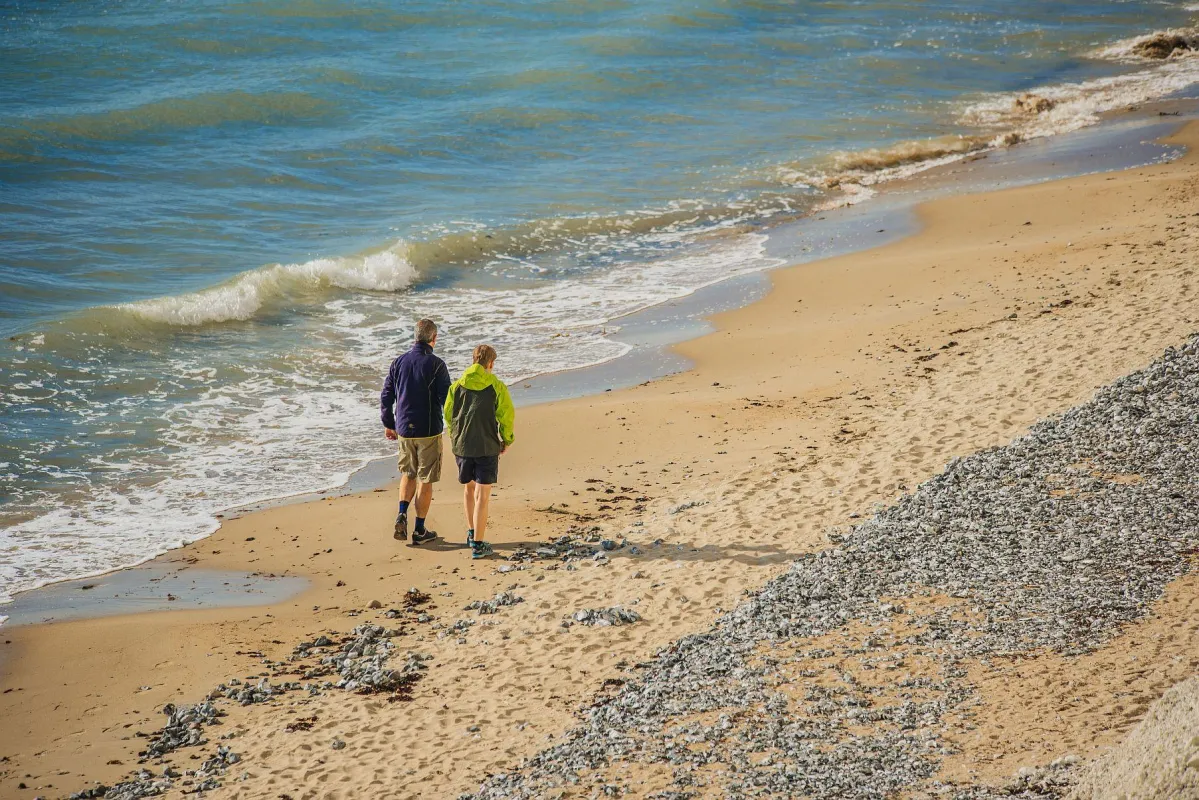 Mit Wanderschuhen an den Strand (Tourismuszentrale Rügen/Christian Thiele)