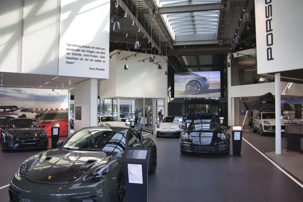 Bild: Porsche Zentrum Regensburg -  Ein Neubau mit Herausforderungen