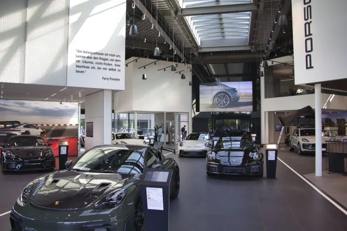 Bild: Porsche Zentrum Regensburg -  Ein Neubau mit Herausforderungen