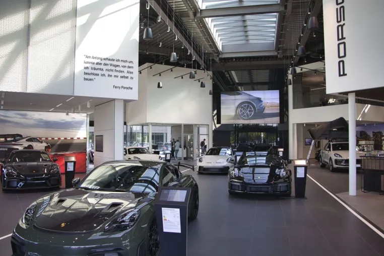 Bild: Porsche Zentrum Regensburg -  Ein Neubau mit Herausforderungen