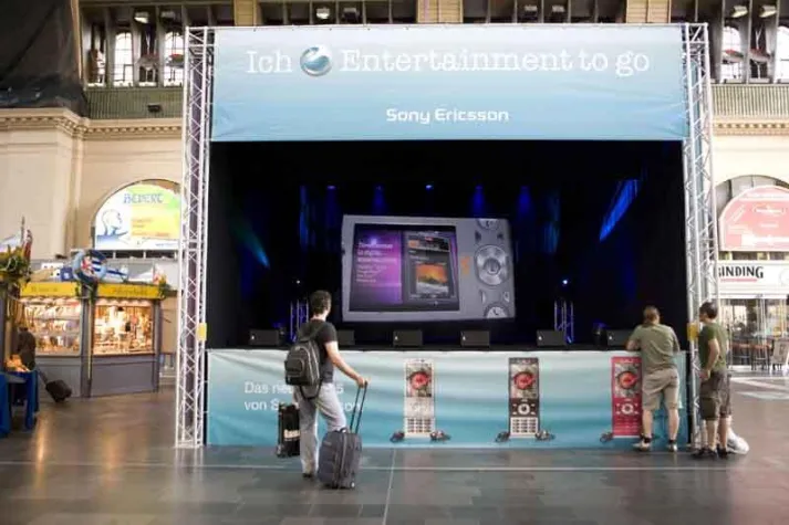 Bild: OS Group präsentiert W995 von Sony Ericsson und Jan Delay virtuell auf einer Bühne