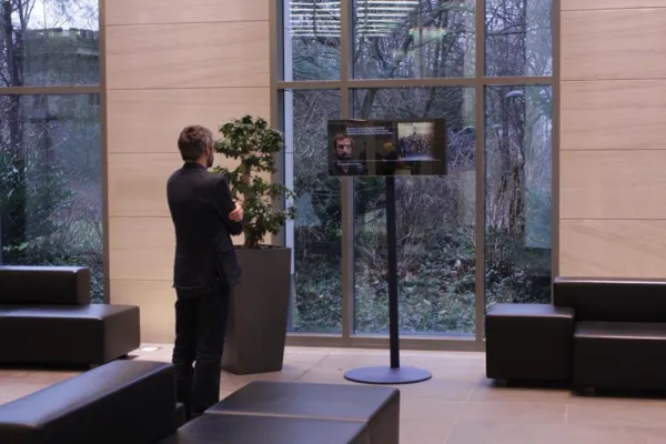 Neue digitale Kunst-Stele für internationale Anwaltssozietät Bild: Neue digitale Kunst-Stele für internationale Anwaltssozietät