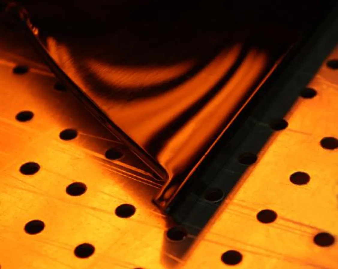 Hochglänzende Kunststoffoberflächen durch UV-Lacke, die mit Hilfe von Infrarot-Wärme aushärten.