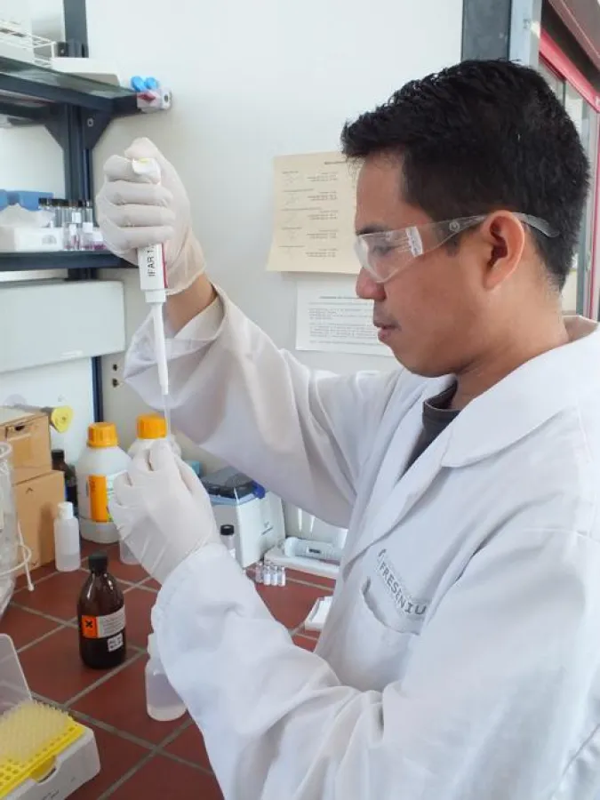 Ian Ken Dimzon von den Philippinen bei seiner Forschungsarbeit (Foto: Hochschule Fresenius)