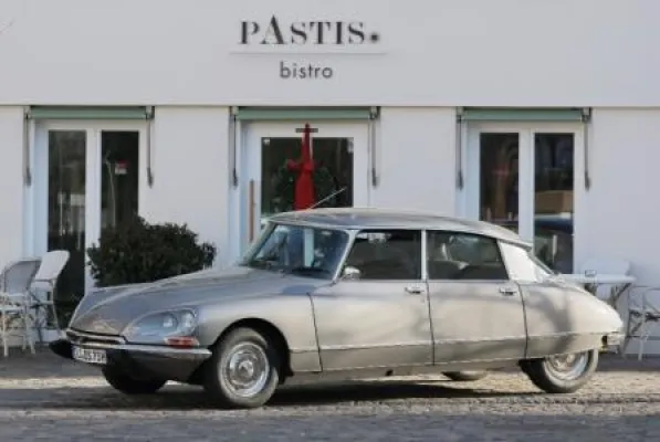 Bild: Eine Göttin auf vier Rädern