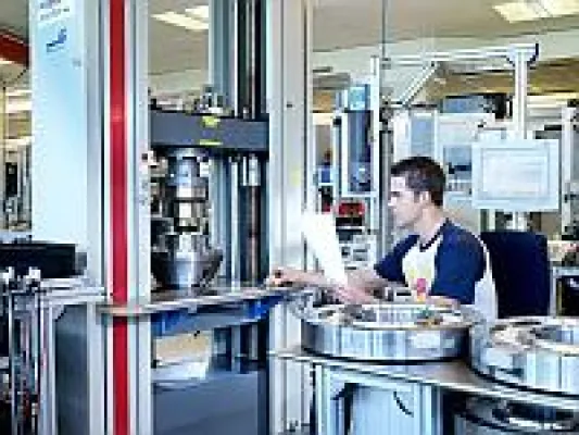 Bild: Erfolgreich im Einsatz bei Kraftsensoren:Prüfen und Kalibrieren mit einer einzigen Prüfmaschine