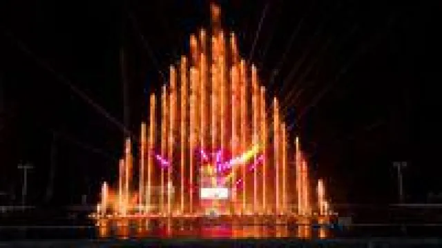 Bild: Lasershows und Wasserspiele begeistern vor der Black Sea Arena in Georgien die Fans von Aerosmith