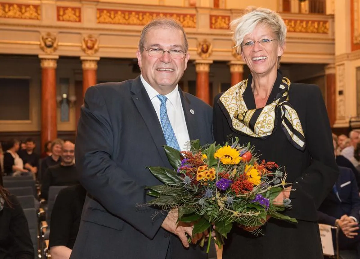 Die Vorsitzende des Konzils, Prof. Dr. Brigitte Vollmar, gratuliert dem Rektor der Universität Rostock, Prof. Dr. Wolfgang Schareck, zur Wahl für eine dritte Amtszeit von 2018-2023. (Foto: Thomas Rahr