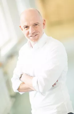 Bild: Die Stimme von James Bond und das Gesicht von Neukölln in der Vorleselounge