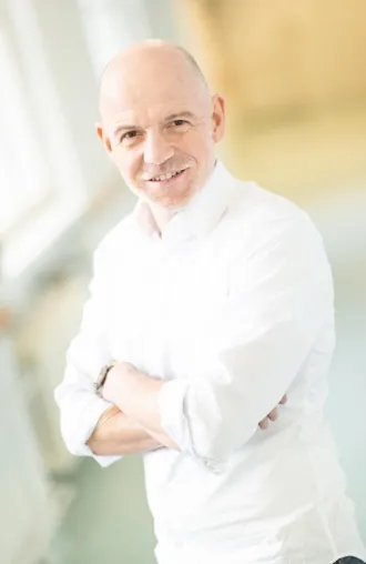 Bild: Die Stimme von James Bond und das Gesicht von Neukölln in der Vorleselounge