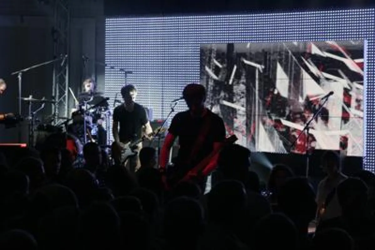curveLED und Steglos Plasma Displays inszenieren das Submarien Konzert