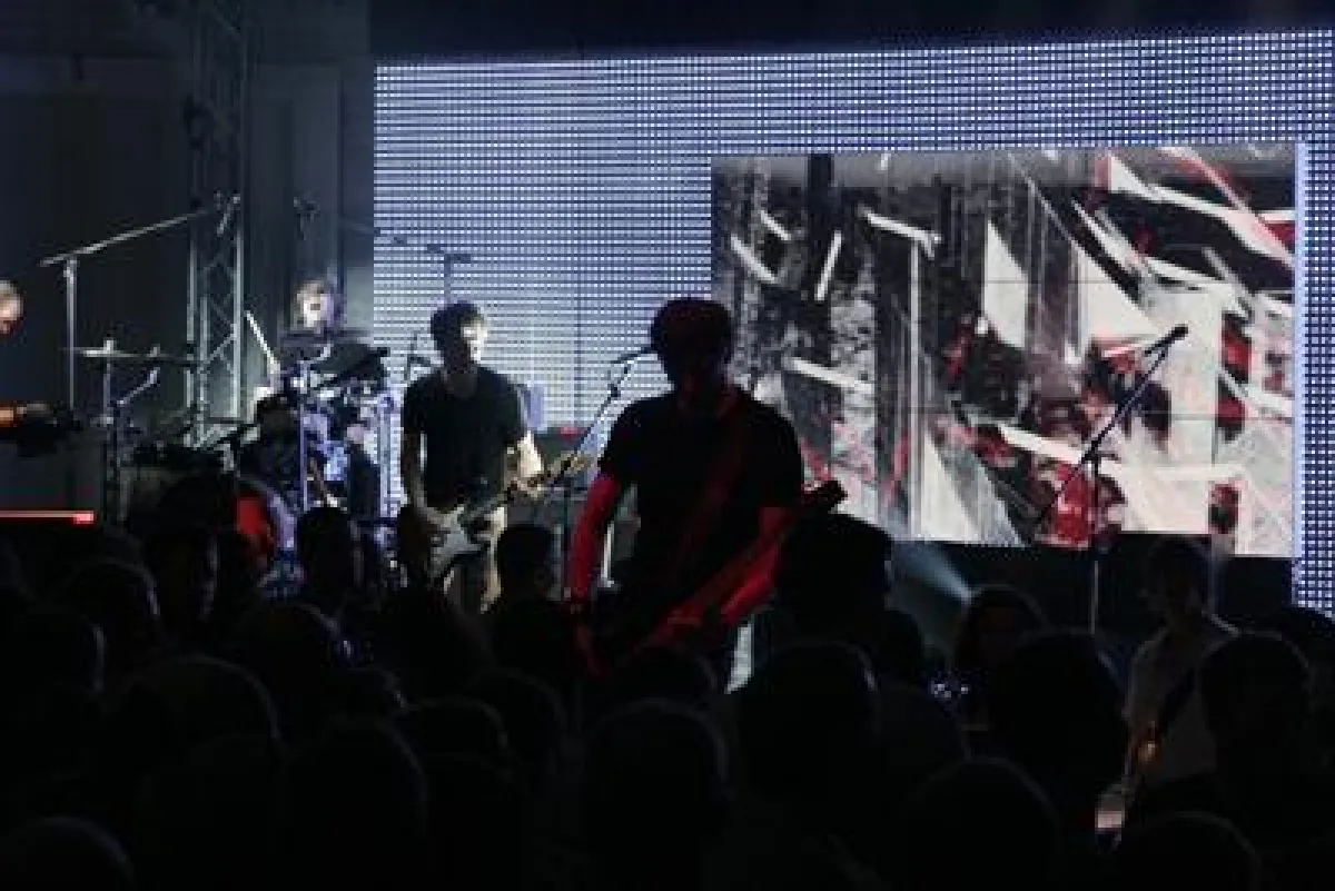 curveLED und Steglos Plasma Displays inszenieren das Submarien Konzert