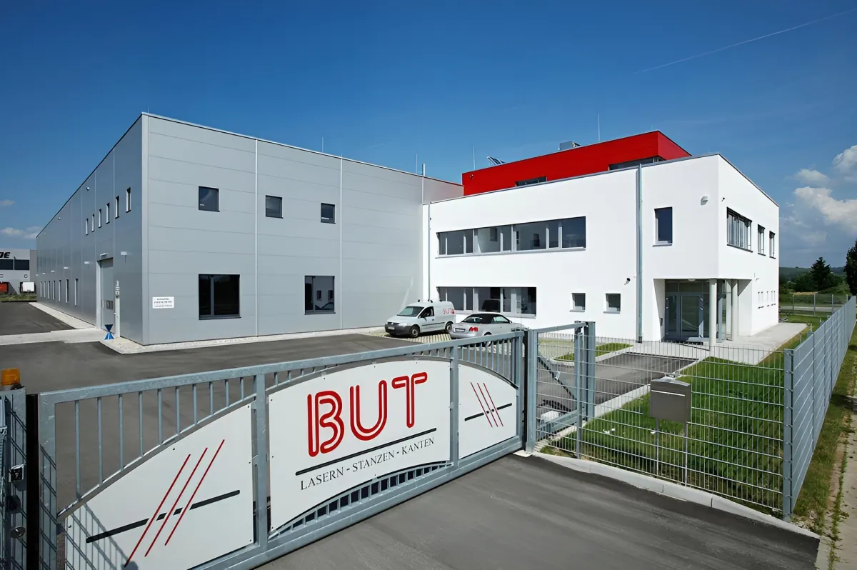 Seit 2008 ist BUT im eigenen Gebäude auf dem Lahrer Flughafengelände ansässig. (© BUT Blech- und Tortechnik GmbH)