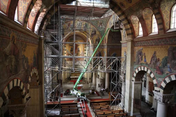 Bild: Auf Augenhöhe mit Engeln und Heiligen: Gutachten zu Wandmalereien mit Arbeitsbühne von System Lift
