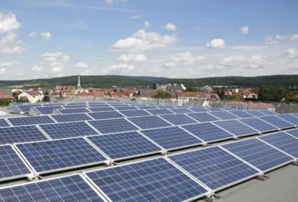 Bild: Neue Photovoltaikanlage unterstützt den Studiengang Wirtschaftsingenieurwesen der Hochschule Weserbergland