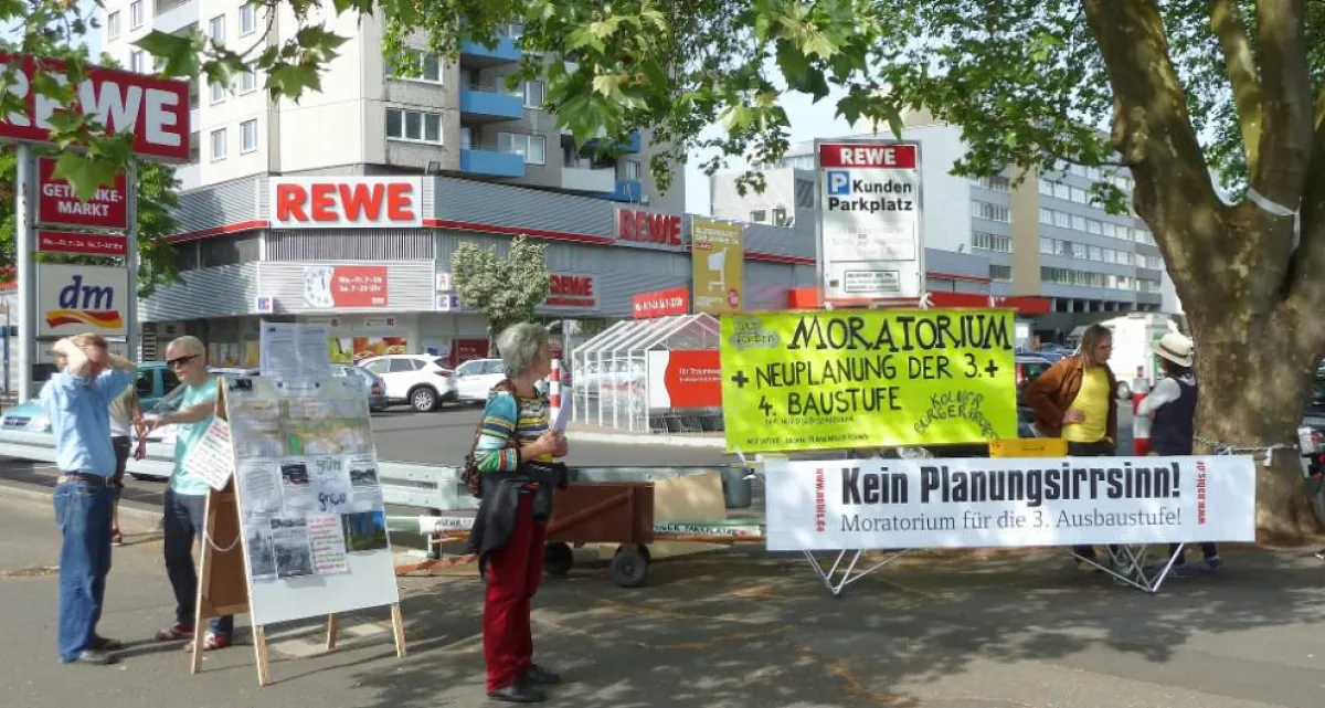 Der Info-Stand wird aufgebaut. Foto: A. Wulf